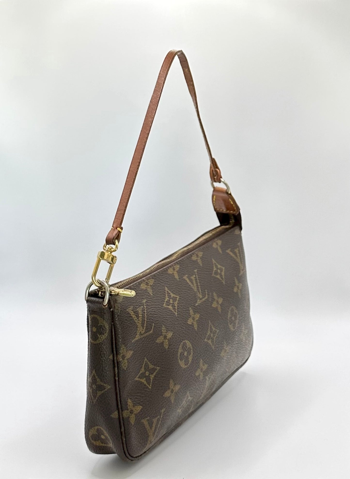 Louis Vuitton Monogram Pochette angle Photo