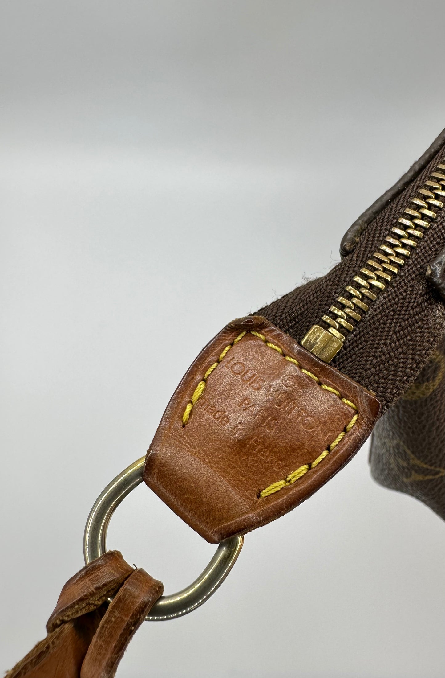 Louis Vuitton Monogram Pochette logo Photo